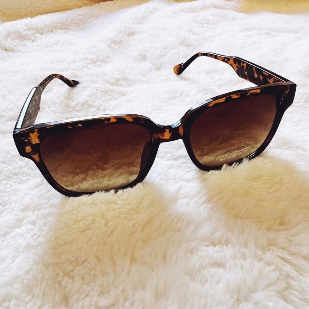 Octavia Tortoise Brown Oversized Chic Sunglasses - Picture 5 of 10